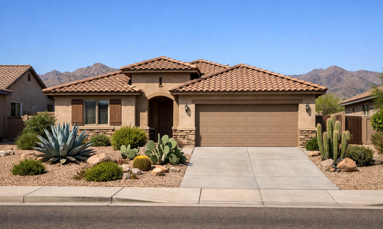 Vivienda residencial del valle con jardinería desértica y frente limpio