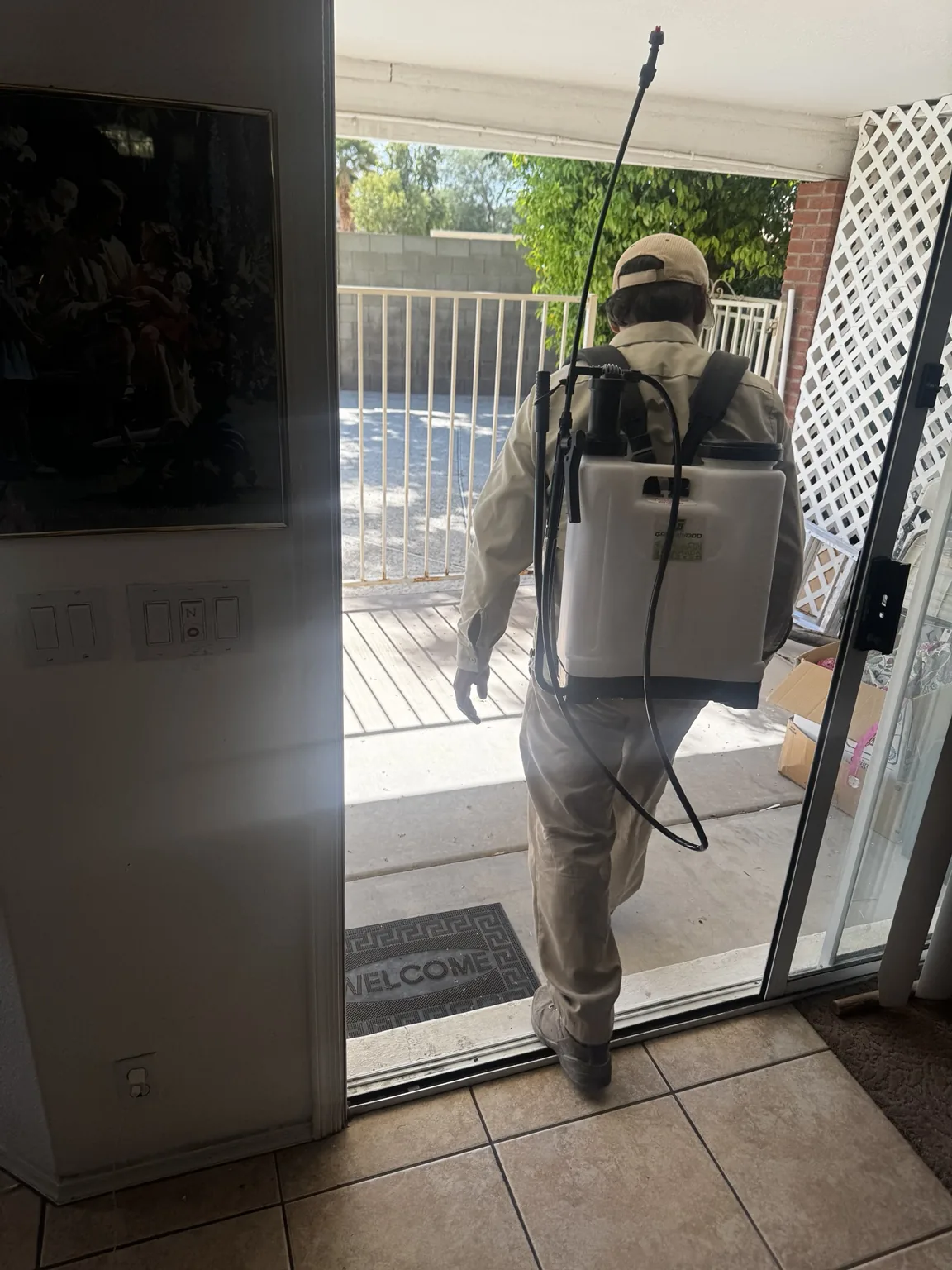 Operador saliendo a iniciar tratamiento exterior