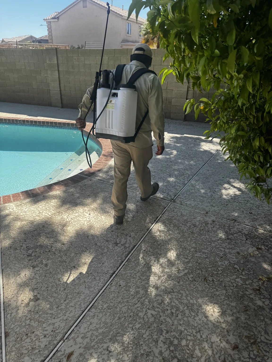 Operador revisando recorrido exterior junto a la alberca
