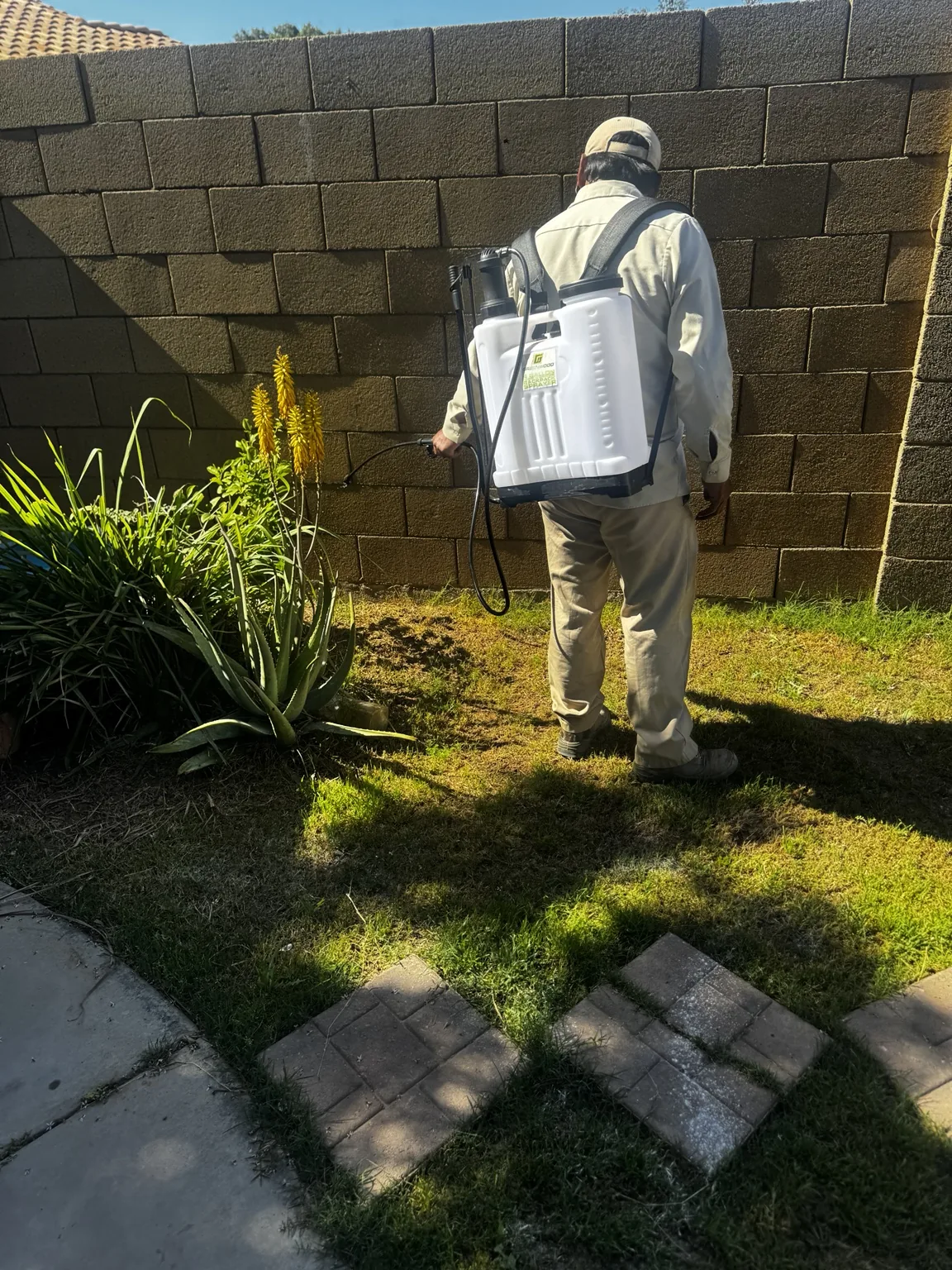 Operador revisando el perímetro exterior